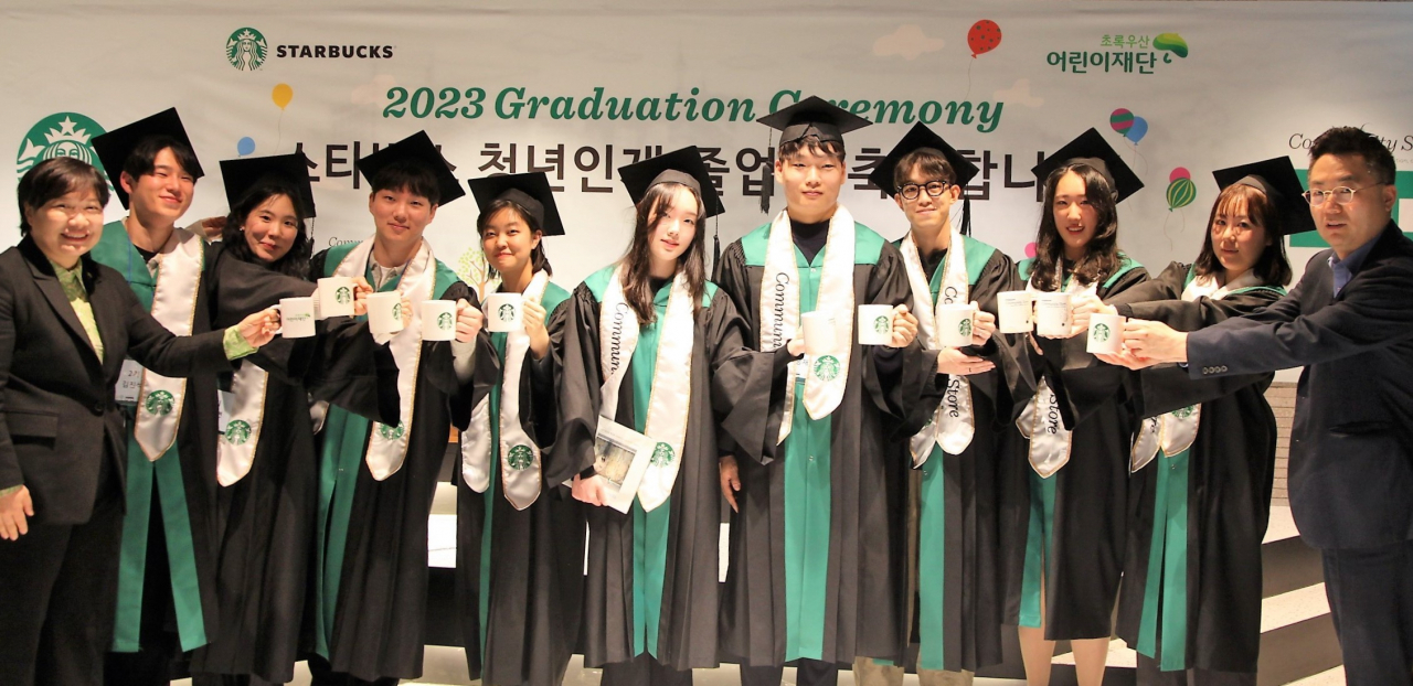 스타벅스 코리아는 올해 16명의 커뮤니티 스토어 청년인재 졸업생을 배출을 기념하는 졸업식을 서울 중구 스타벅스 지원센터에서 초록우산어린이재단과 함께 23일 진행했다. 스타벅스 청년인재들의 모습. [스타벅스 코리아 제공]