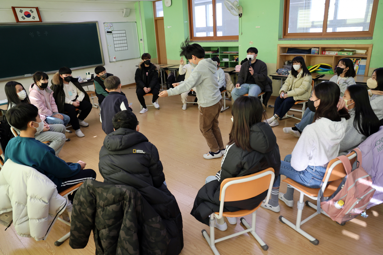 전북 전주시 덕진구 진북갤럭시 토토사이트학교 학생들이 마스크를 쓴 채 수업을 받고 있다. [연합]