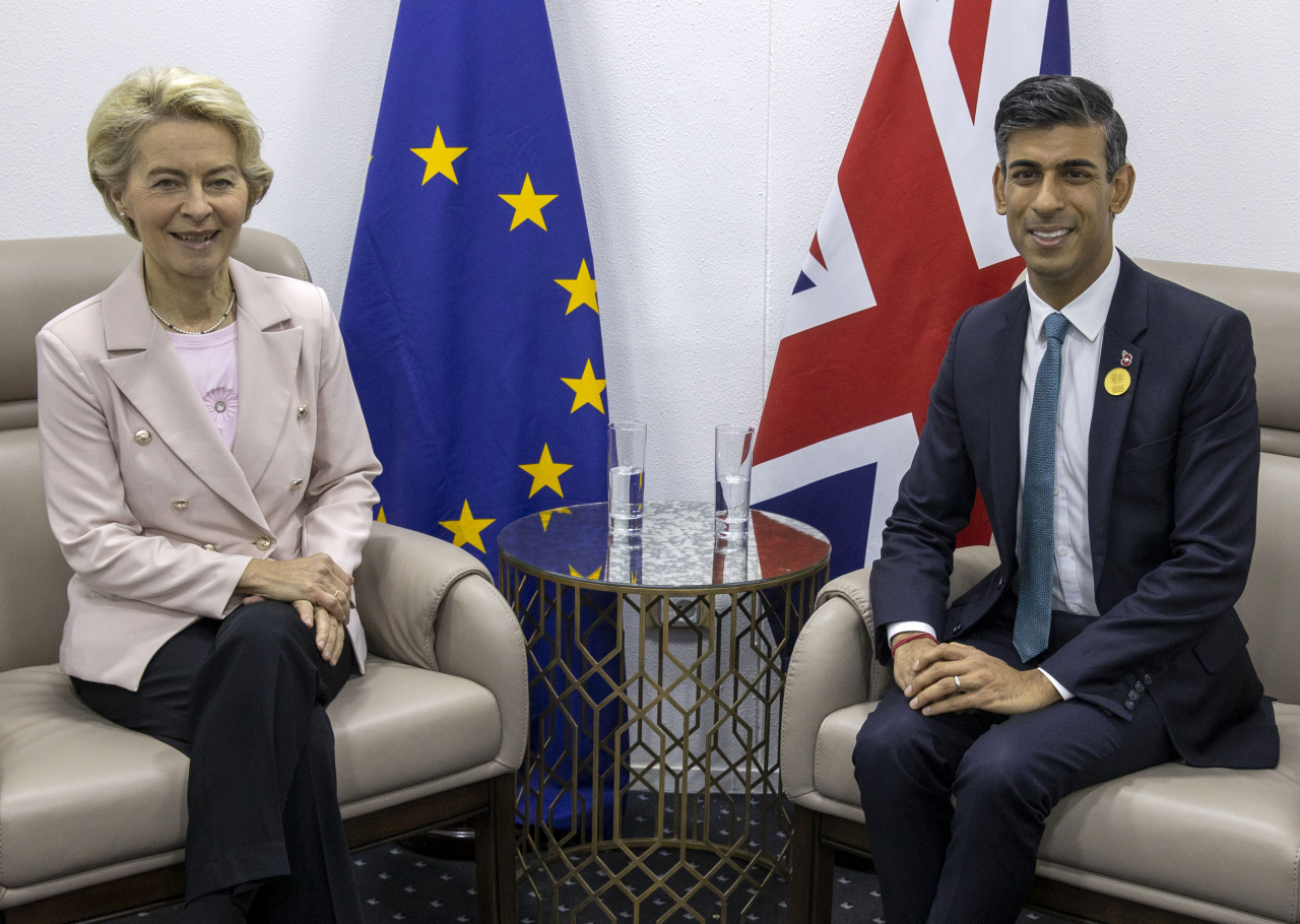 (오른쪽부터) 리시 수낵 영국 총리와 우르줄라 폰데어라이엔 EU 집행위원장 [AP]
