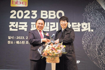 윤홍근 제너시스BBQ 그룹 회장이 전국 패밀리 간담회에서 부산 지역의 패밀리와 인사를 하고 있다. [제너시스BBQ그룹 제공]
