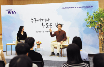 정재욱(오른쪽) 현대위아 사장이 지난 24일 경상남도 창원시 현대위아 이룸재에서 신입사원들의 질문에 답하고 있다. [현대위아 제공]