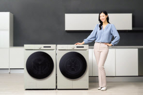 모델이 친환경과 인공지능(AI) 기능이 대폭 강화된 비스포크 그랑데 AI 세탁기와 건조기 신제품을 소개하고 있다. [삼성전자 제공]