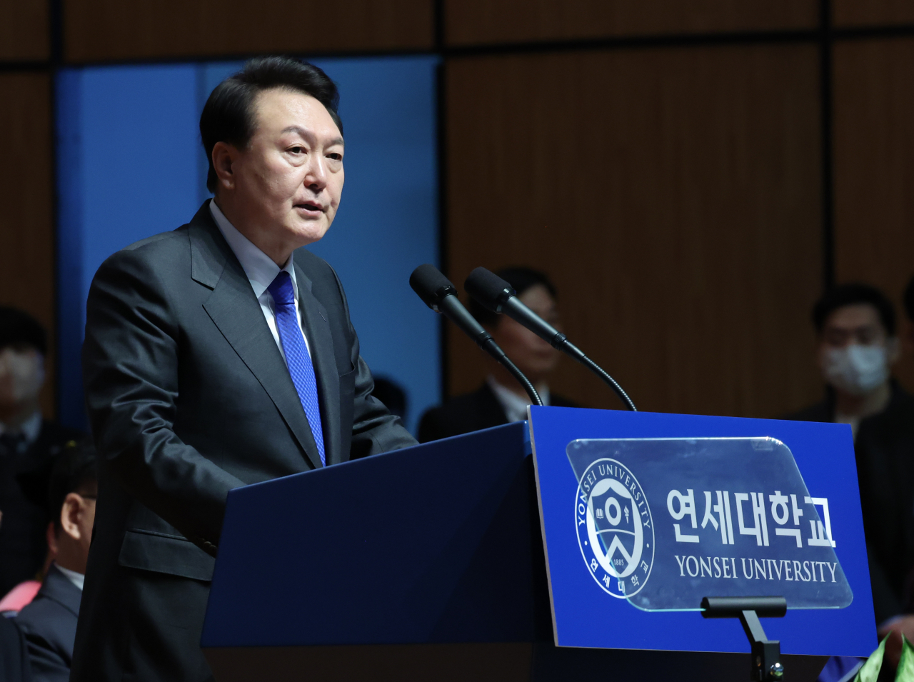 윤석열 대통령이 27일 서울 서대문구 연세대학교에서 열린 2023년 2월 학위수여식에서 축사를 하고 있다. [연합]