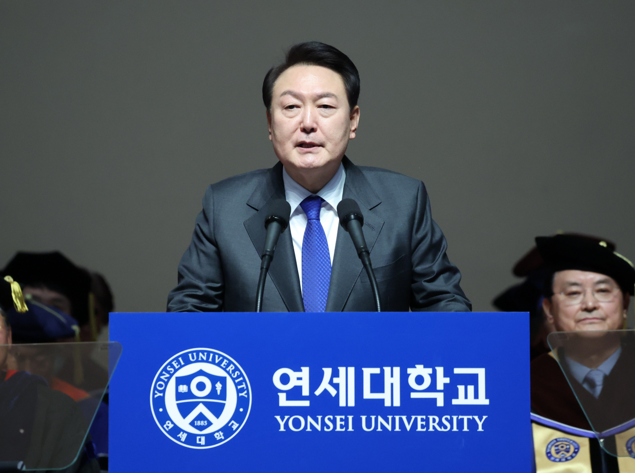 윤석열 대통령이 27일 서울 서대문구 연세대학교에서 열린 2023년 2월 학위수여식에서 축사를 하고 있다. [연합]