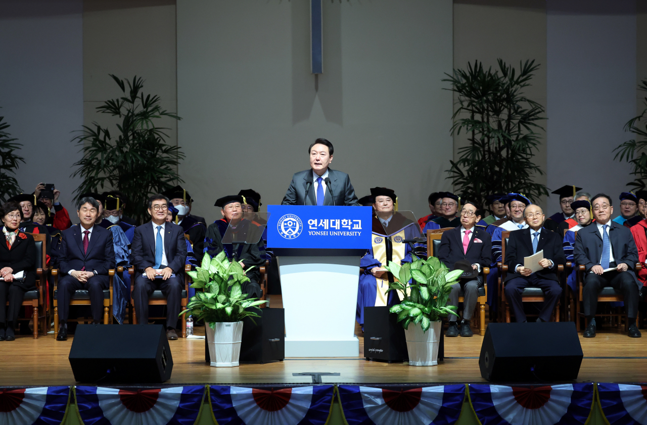 윤석열 대통령이 27일 서울 서대문구 연세대학교에서 열린 2023년 2월 학위수여식에서 축사를 하고 있다. [연합]