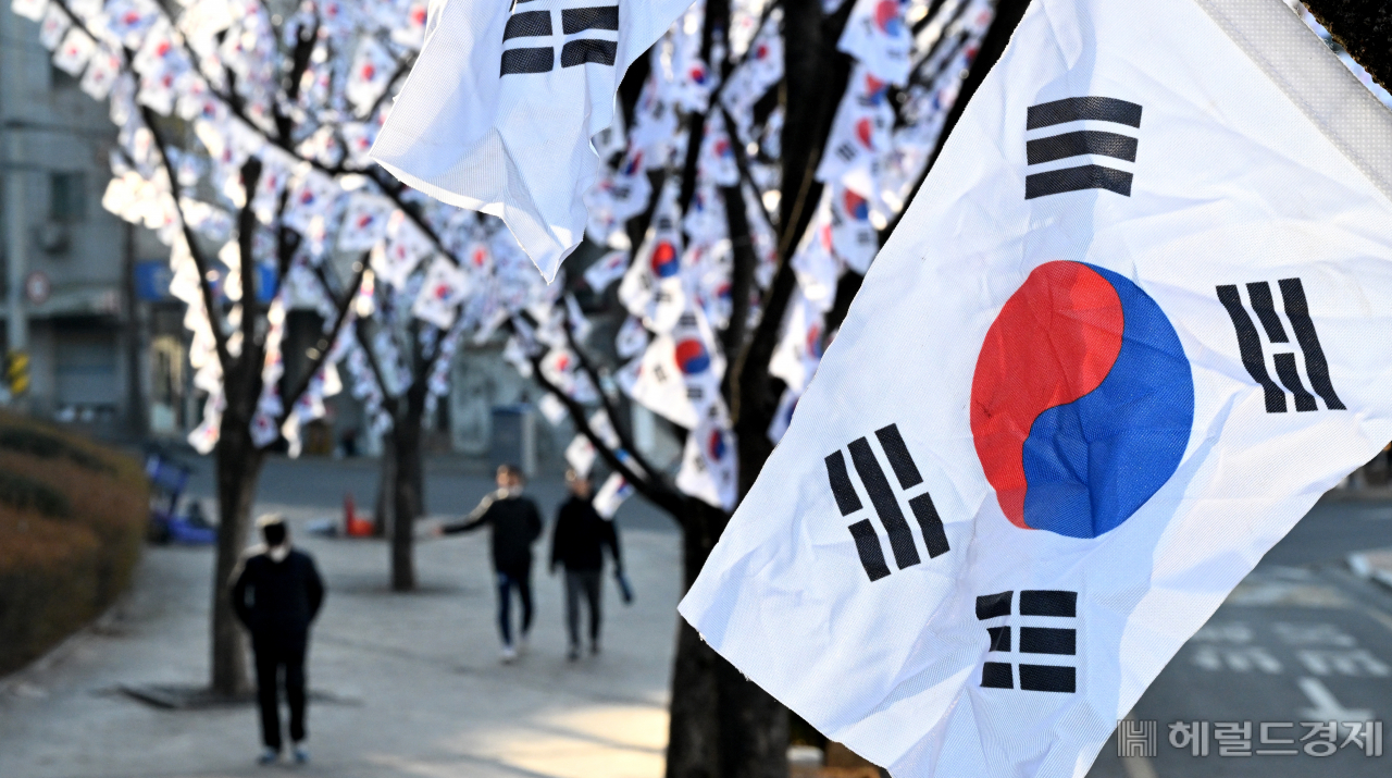 제104주년 3.1절을 이틀 앞둔 27일 서울 용산구 효창공원 입구에 태극기 거리가 조성되어 있다. 임세준 기자