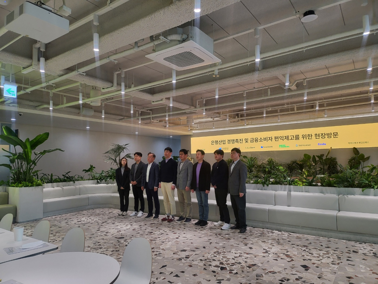 이혜민 핀다 대표(왼쪽부터), 홍민택 토스뱅크 대표, 윤호영 카카오뱅크 대표, 이 원장, 서호성 케이뱅크 대표, 박상진 네이버파이낸셜 대표, 김태훈 뱅크샐러드 대표, 김용주 금용감독원 부원장보가 기념촬영을 진행하고 있다. 홍승희 기자