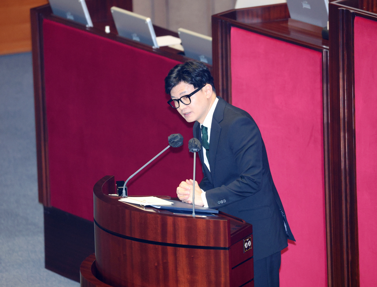 한동훈 법무부 장관이 27일 오후 국회에서 열린 본회의에서 더불어민주당 이재명 대표의 체포동의요청 이유 설명을 하고 있다. 앞서 검찰은 지난 16일 위례신도시·대장동 개발 특혜와 성남FC 후원금 의혹 등과 관련해 이 대표에 대한 구속영장을 청구했고, 법원은 이튿날 검찰에 체포동의요구서를 보냈다. [연합]