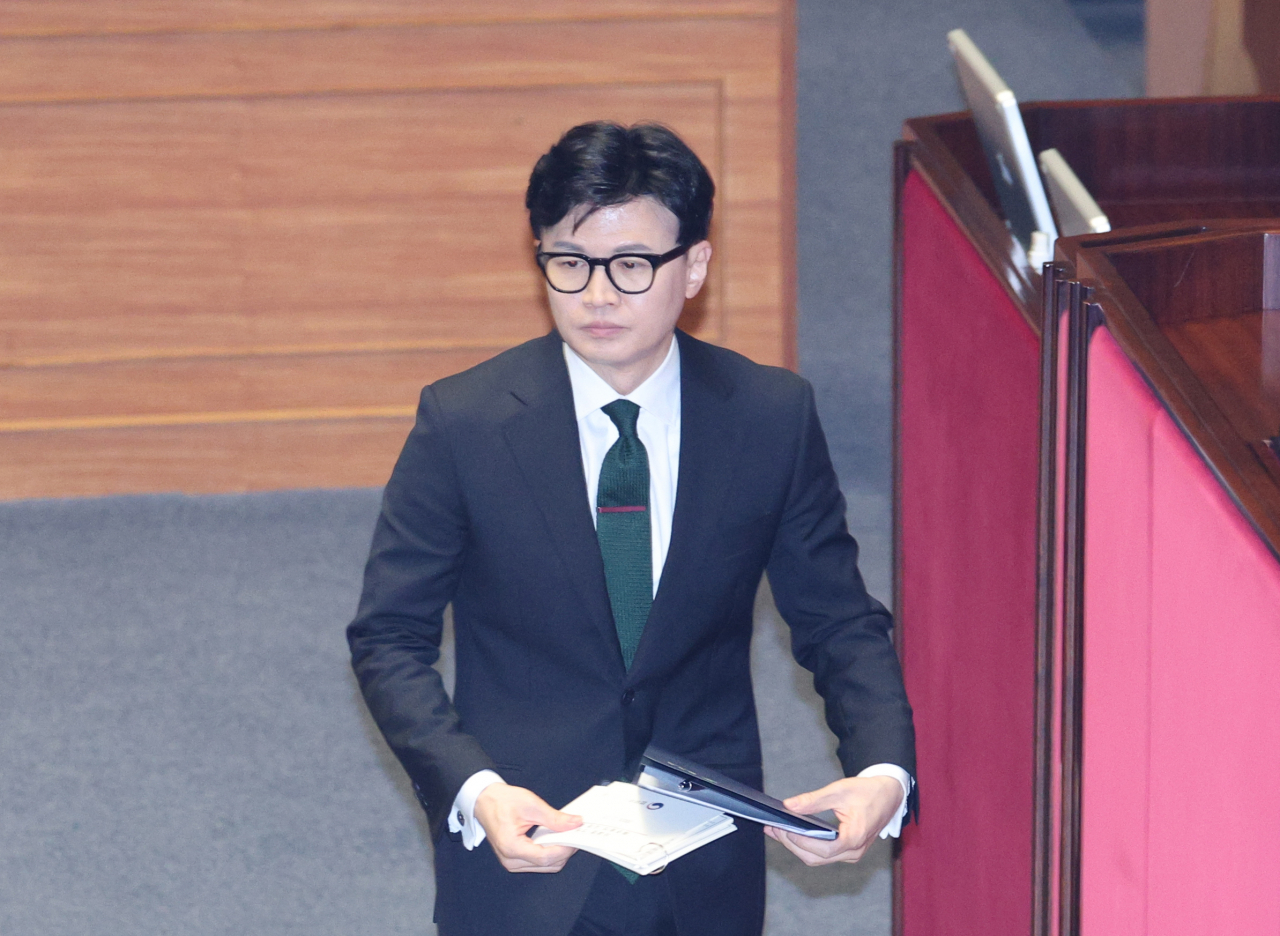 한동훈 법무부 장관이 27일 오후 국회에서 열린 본회의에서 더불어민주당 이재명 대표의 체포동의요청 이유설명을 마치고 자리로 이동하고 있다. 앞서 검찰은 지난 16일 위례 신도시·대장동 개발 특혜와 성남FC 후원금 의혹 등과 관련, 이 대표에 대한 구속영장을 청구했고, 법원은 이튿날 검찰에 체포동의 요구서를 보냈다. 연합뉴스
