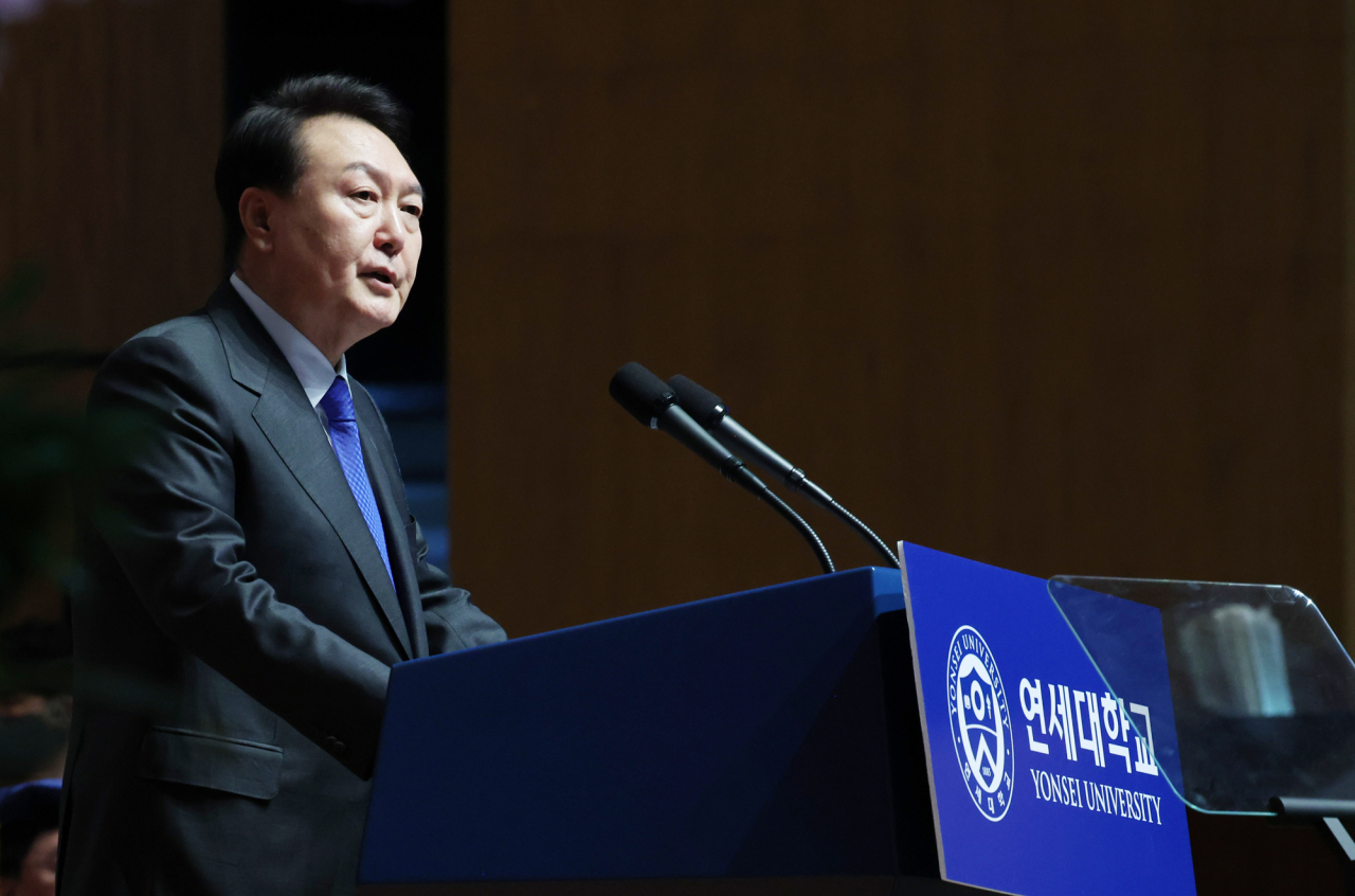 윤석열 대통령이 27일 서울 서대문구 연세대학교에서 열린 2023년 2월 학위수여식에서 축사를 하고 있다. [연합]