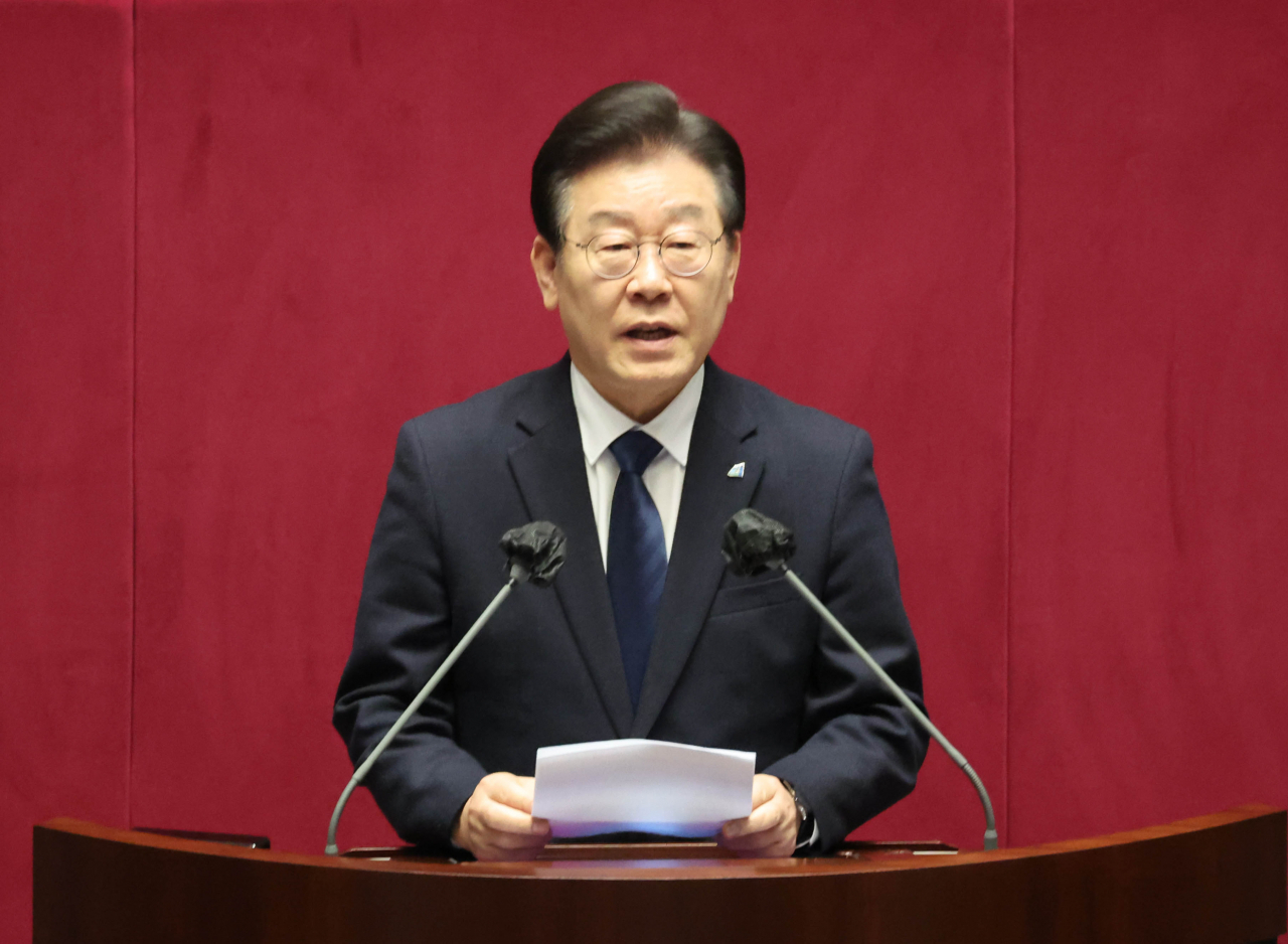 이재명 더불어민주당 대표가 27일 국회에서 열린 본회의에서 본인의 체포동의안에 관해 신상발언을 하고 있다. [연합]