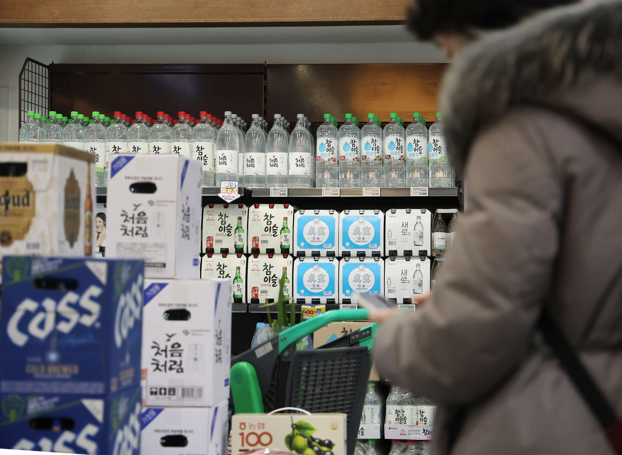 26일 서울의 한 마트에 진열된 소주·맥주 제품의 모습. [연합]