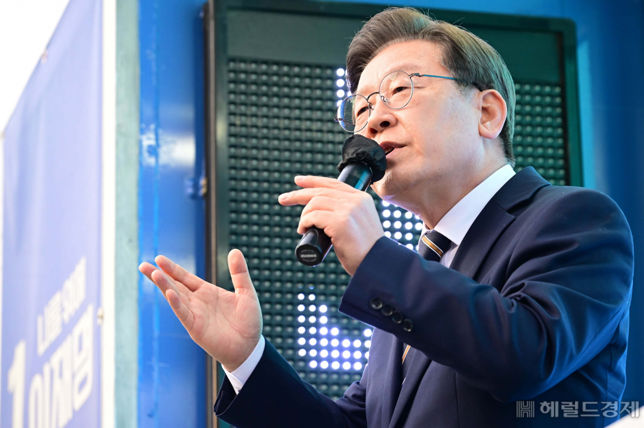 이재명 대표가 대선 유세 당시 시민들을 향해 지지를 호소하고 있다. 이상섭 기자