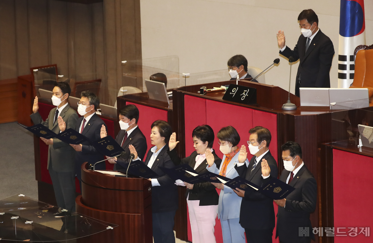 국회에서 열린 제 398회 임시회 본회의에서 6·1국회의원 보궐선거와 비례대표직 승계로 국회에 입성한 의원들이 선서를 하고 있다. 왼쪽부터 김한규 박정하 안철수 김영선 최영희 이인선 이재명 장동혁의원. 이상섭 기자