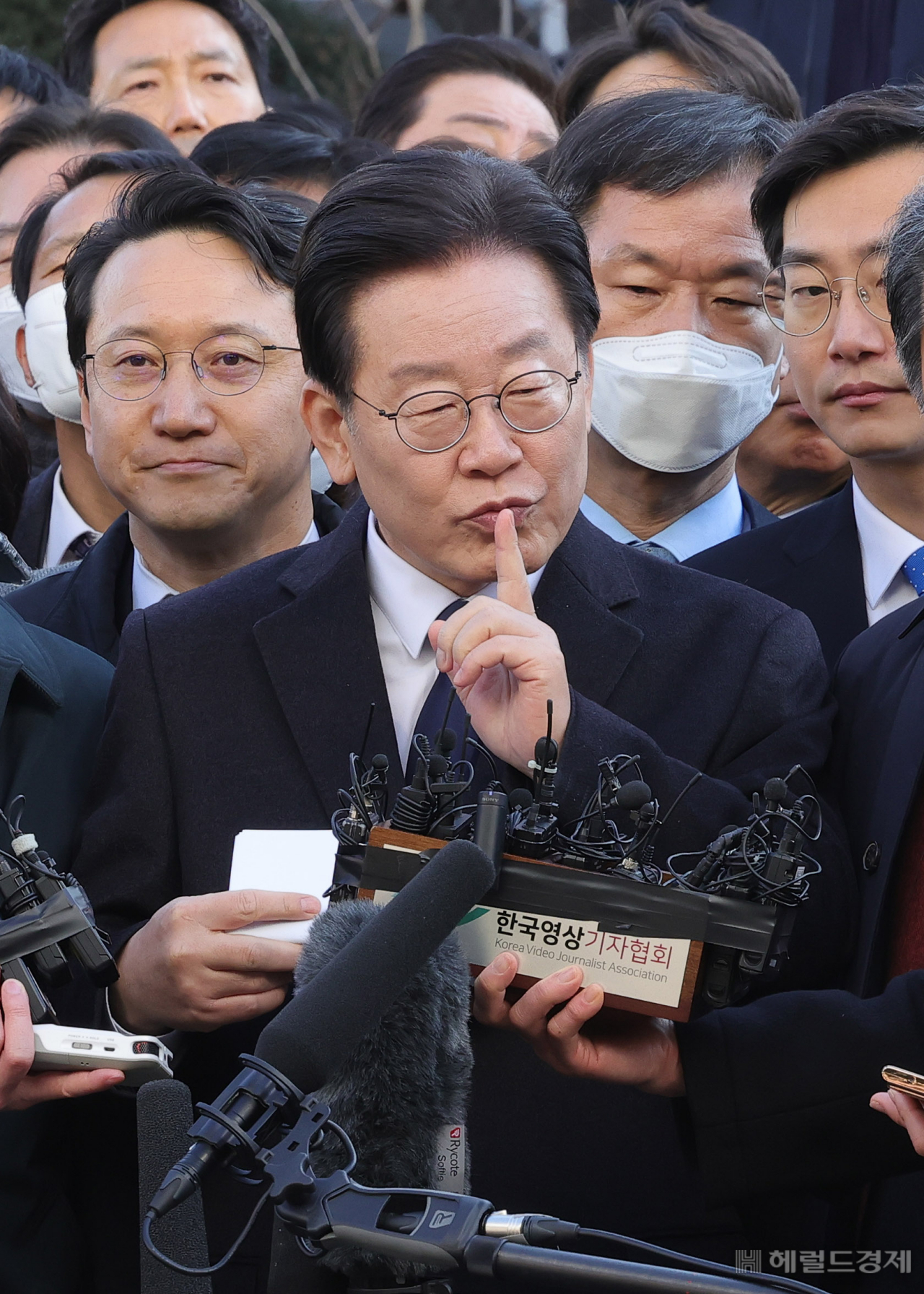 이재명 더불어민주당 대표가 헌정사상 최초로 제1야당 대표 신분으로 '성남FC 후원금 의혹'과 관련해 경기도 성남시 수원지방검찰청 성남지청에 출석하고 있다. 사진공동취재단