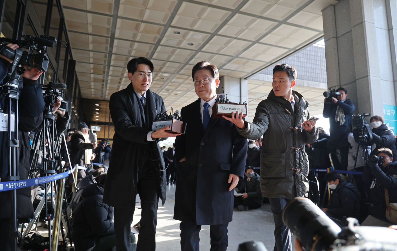 서울중앙지검에 위례 신도시·대장동 개발사업 비리 의혹과 관련한 검찰 소환 조사를 위해 들어서는 이재명 대표. 연합뉴스
