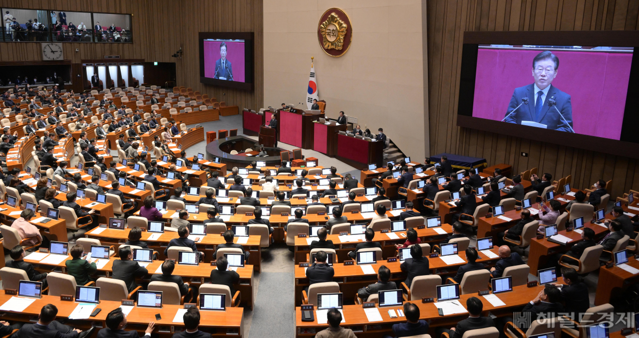 더불어민주당 이재명 대표가 27일 국회에서 열린 본회의에서 본인의 체포동의안에 관해 신상발언을 하고 있다. 이상섭 기자