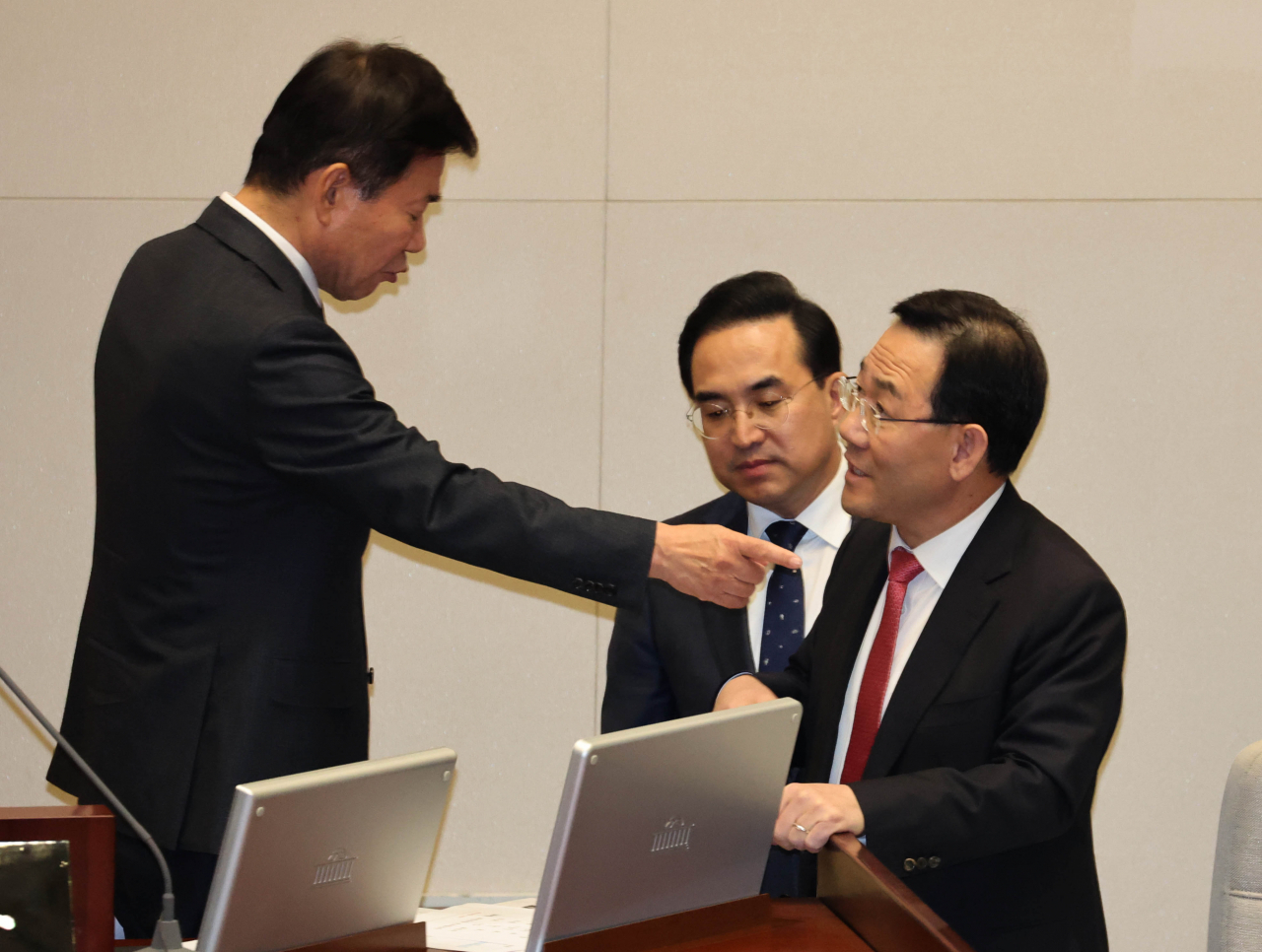 더불어민주당 이재명 대표에 대한 국회의 체포동의안 표결 절차가 일부 투표용지의 표기에 대한 해석 문제로 잠시 중단됐다. 국회는 27일 오후 본회의에서 이 대표 체포동의안에 대한 무기명 투표를 진행했다. 이후 여야 감표위원들이 투표용지를 분류하는 과정에서 투표용지 2개를 놓고 이견이 노출됐다. 왼쪽부터 김진표 국회의장과 더불어민주당 박홍근 원내대표, 국민의힘 주호영 원내대표 삼자가 투표용지 해석 문제를 논의하고 있다. 연합뉴스