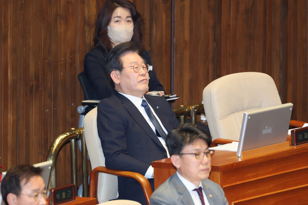 이재명 대표가 27일 오후 국회에서 열린 본회의에서 본인의 체포동의안 부결 결과를 듣고 있다. 이재명 대표와 검찰 사이 '창과 방패' 싸움 1차전은 이재명 대표 '방패'의 승리로 막을 내렸지만 더불어민주당 소속 국회의원 169명 중 일부 이탈로 인해 이 대표의 행보도 순탄치 않을 것으로 보인다. 연합뉴스