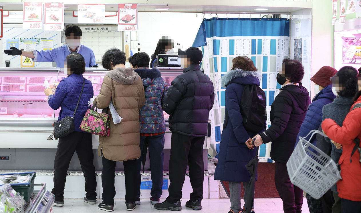 전국 농축협 하나로마트 980여 곳에서 진행된 한우 반값 할인 행사 마지막 날인 19일 오전 서울 성북구 하나로마트 서울축협 월곡점에서 시민들이 소고기 구매를 위해 줄을 서 있다. [연합]