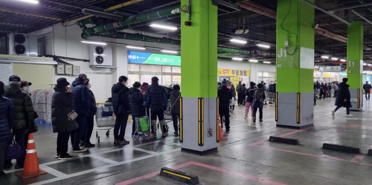 한우 반값 할인 행사 첫날인 17일 서울 도봉구 농협 하나로마트 창동점 앞에 운영 시간 전부터 긴 줄이 늘어서 있다. [연합]