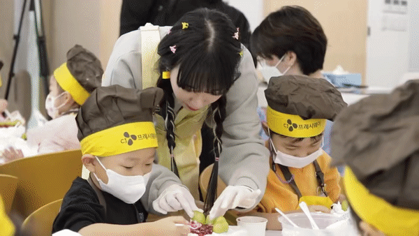 22일 부산 중구 중앙동 CJ대한통운 부산사옥 1층에 위치한 식문화 교육 공간 ‘키키존’에서 삼일절 케이크 만들기 수업이 진행 중이다. [CJ프레시웨이 제공]