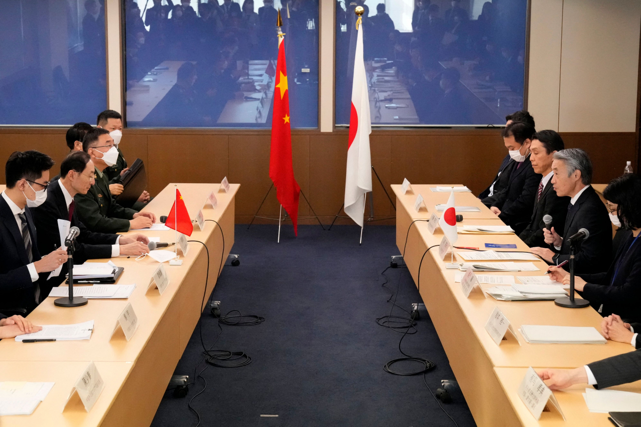 야마다 시게오 일본 외무성 외무심의관(오른쪽에서 두번째)과 쑨웨이둥 중국 외교부 부부장(왼쪽에서 두번째)이 22일 일본 도쿄 외무성에서 열린 '제17회 안보대화'에 참석하고 있다. [연합]