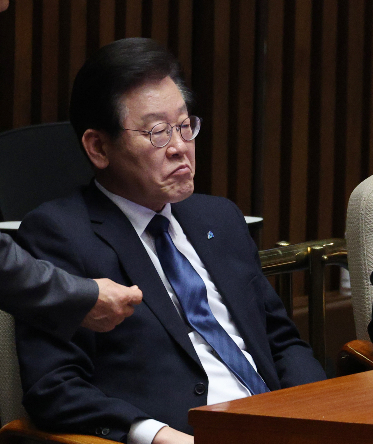 이재명 더불어민주당 대표가 27일 오후 국회에서 열린 본회의에서 본인의 체포동의안 상정에 대한 신상발언을 마친 뒤 민주당 의원들과 대화하고 있다. [연합]