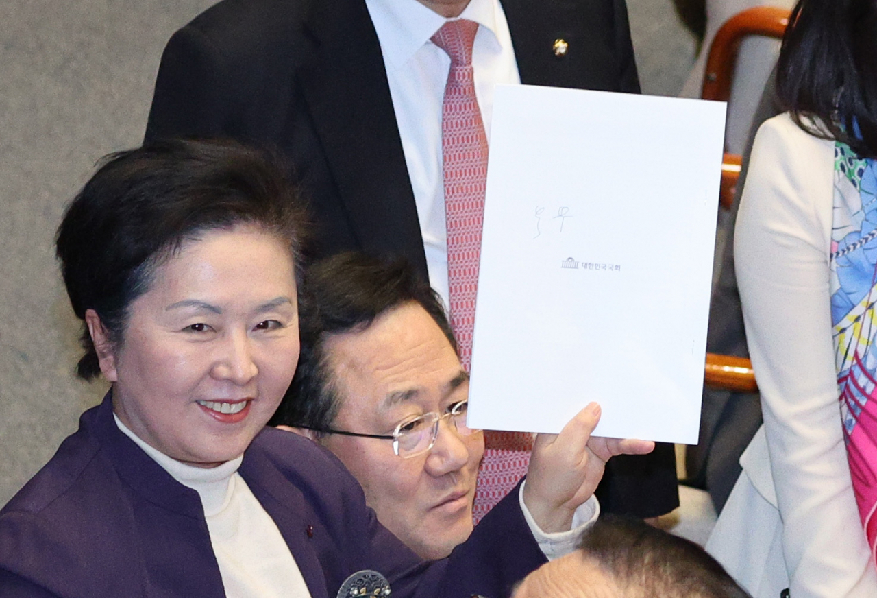 주호영 국민의힘 원내대표 및 의원들이 27일 오후 국회에서 열린 본회의에서 더불어민주당 이재명 대표에 대한 체포동의안 무효표 논란 관련 논의를 하고 있다. [연합]