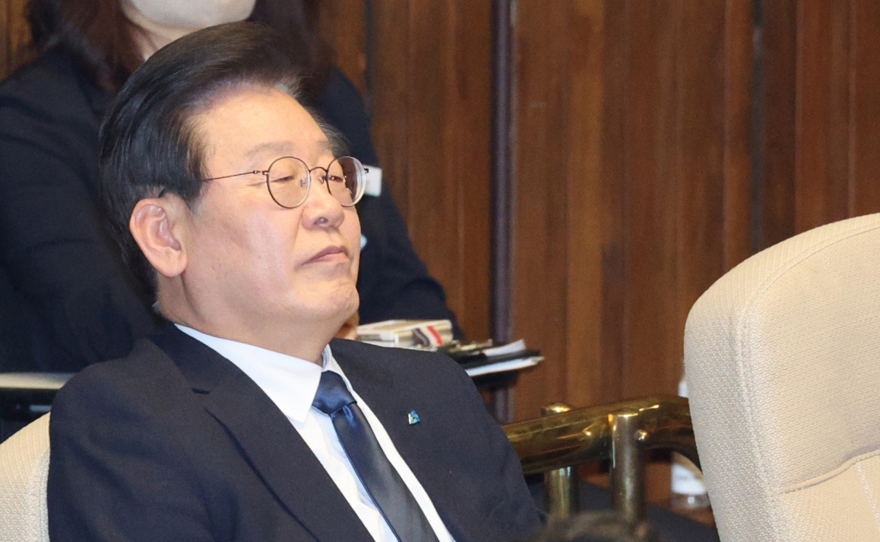 더불어민주당 이재명 대표가 27일 오후 국회에서 열린 본회의에서 본인의 체포동의안 부결 결과를 듣고 있다. [연합]