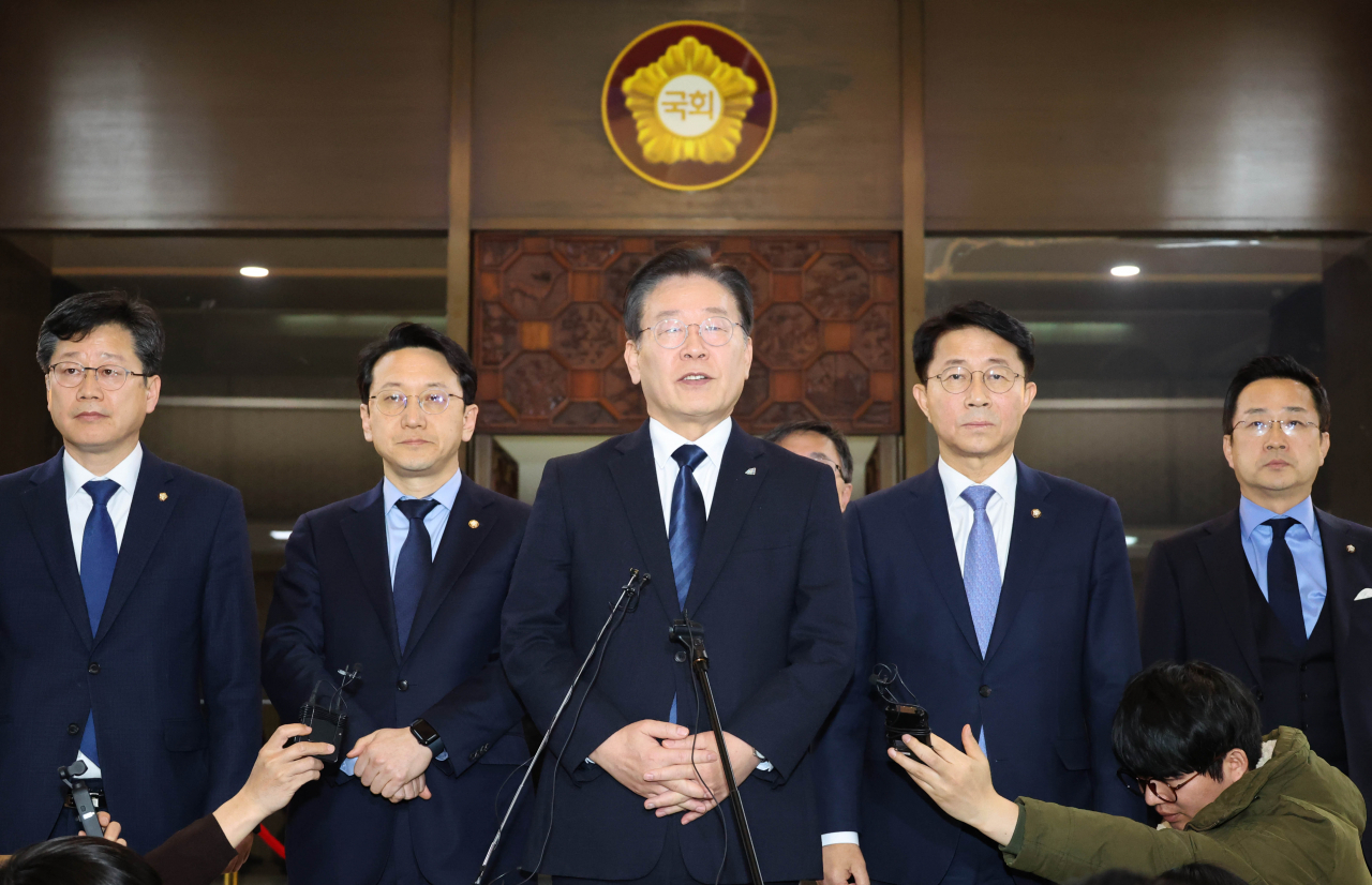 이재명 더불어민주당 대표가 27일 국회에서 열린 본회의에서 본인의 체포동의안이 부결된 뒤 모든 법률안을 표결을 마치고 나서 본회의장 밖으로 나와 취재진의 질문에 답변하고 있다. [연합]