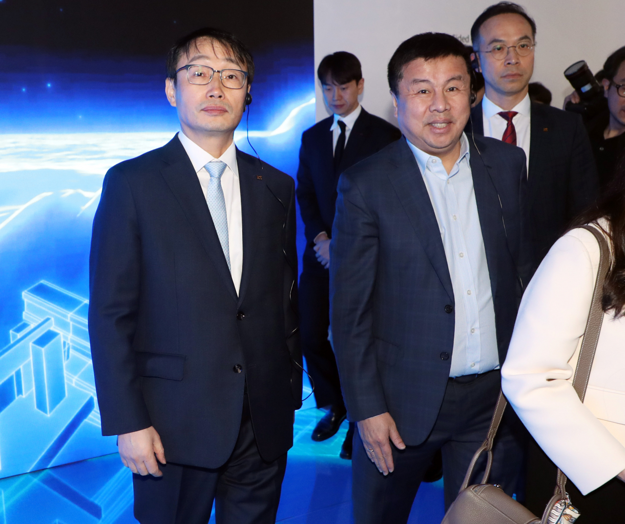 구현모 KT 대표(왼쪽)가 세계 최대 이동통신 전시회 ‘모바일 월드 콩그레스(MWC) 2023’ 개막 첫 날인 27일(현지시간) 스페인 바르셀로나 피라 그란 비아 전시장에 설치된 KT 부스를 찾아 데니스 앤서니 컨버지 ICT 솔루션즈 최고경영자와 함께 설명을 듣고 있다. [사진공동취재단]