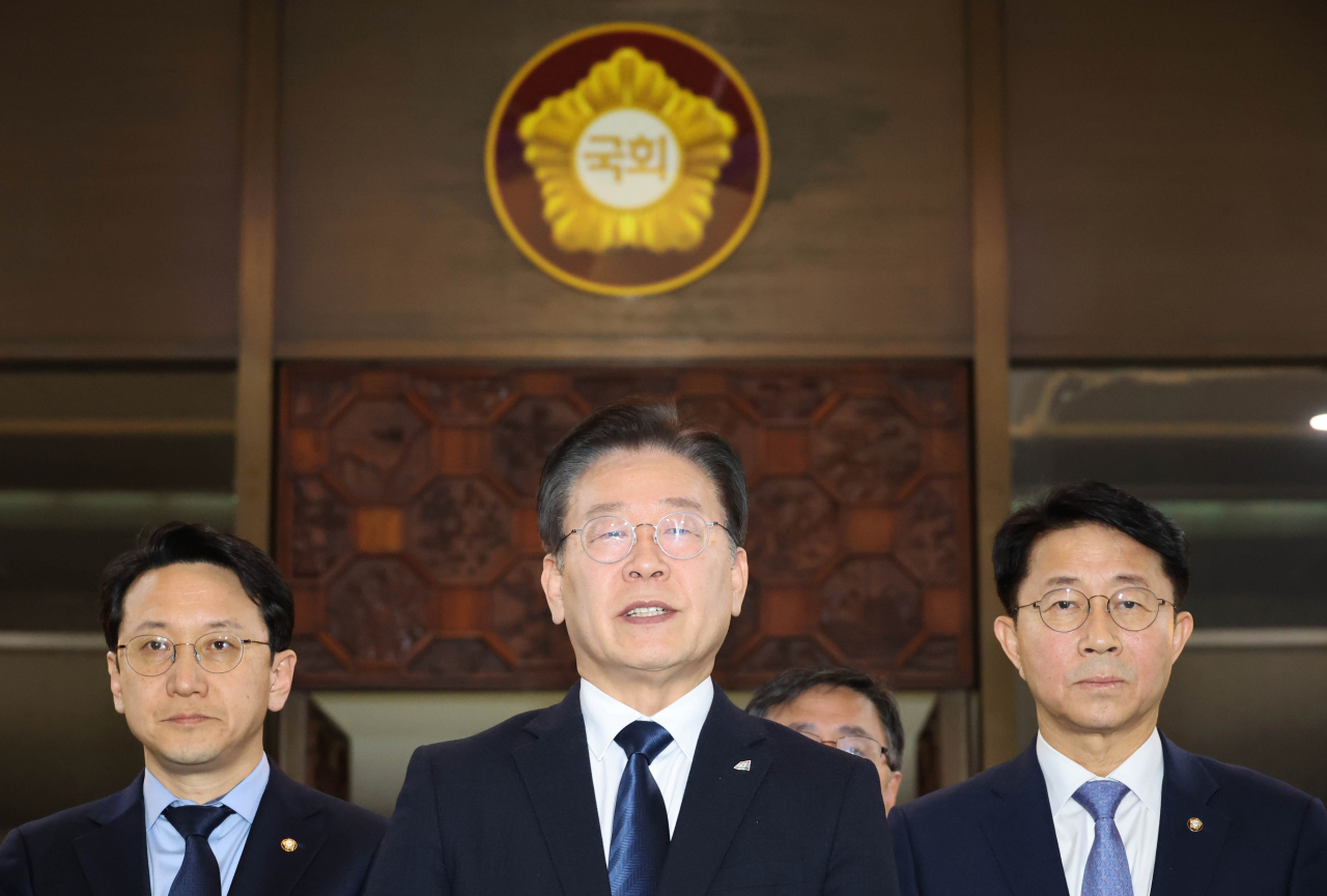 더불어민주당 이재명 대표가 27일 국회에서 열린 본회의에서 본인의 체포동의안이 부결된 뒤 모든 법률안을 표결을 마치고 나서 본회의장 밖으로 나와 취재진의 질문에 답변하고 있다. [연합]