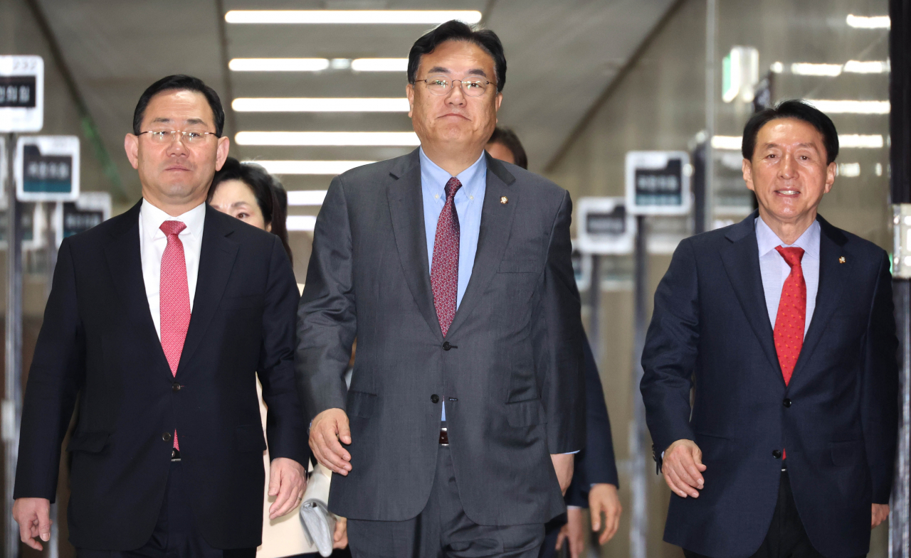 국민의힘 정진석 비상대책위원장(가운데)이 27일 국회에서 열린 비상대책위원회 참석차 이동하고 있다.[연합]
