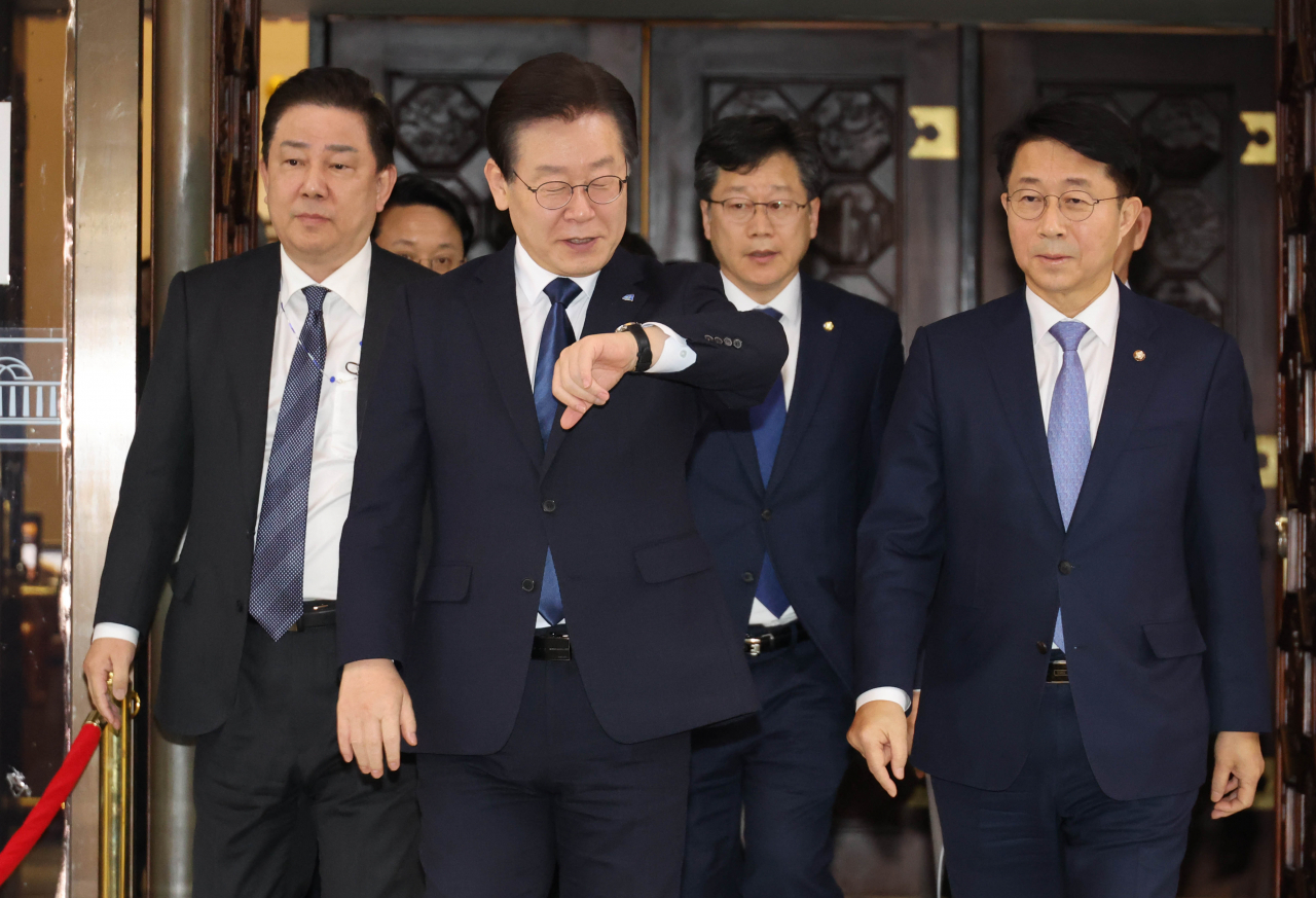 이재명 더불어민주당 대표가 27일 국회에서 열린 본회의에서 본인의 체포동의안이 부결된 뒤 모든 법률안을 표결한 뒤 본회의장을 나서고 있다. [연합]
