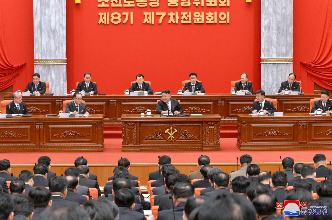 북한은 지난 27일 노동당 중앙위원회 제8기 제7차 전원회의 확대회의 2일차 회의를 열고 농업발전 방안을 논의했다고 조선중앙통신이 28일 보도했다. 사진은 전원회의장 회의모습. [연합]