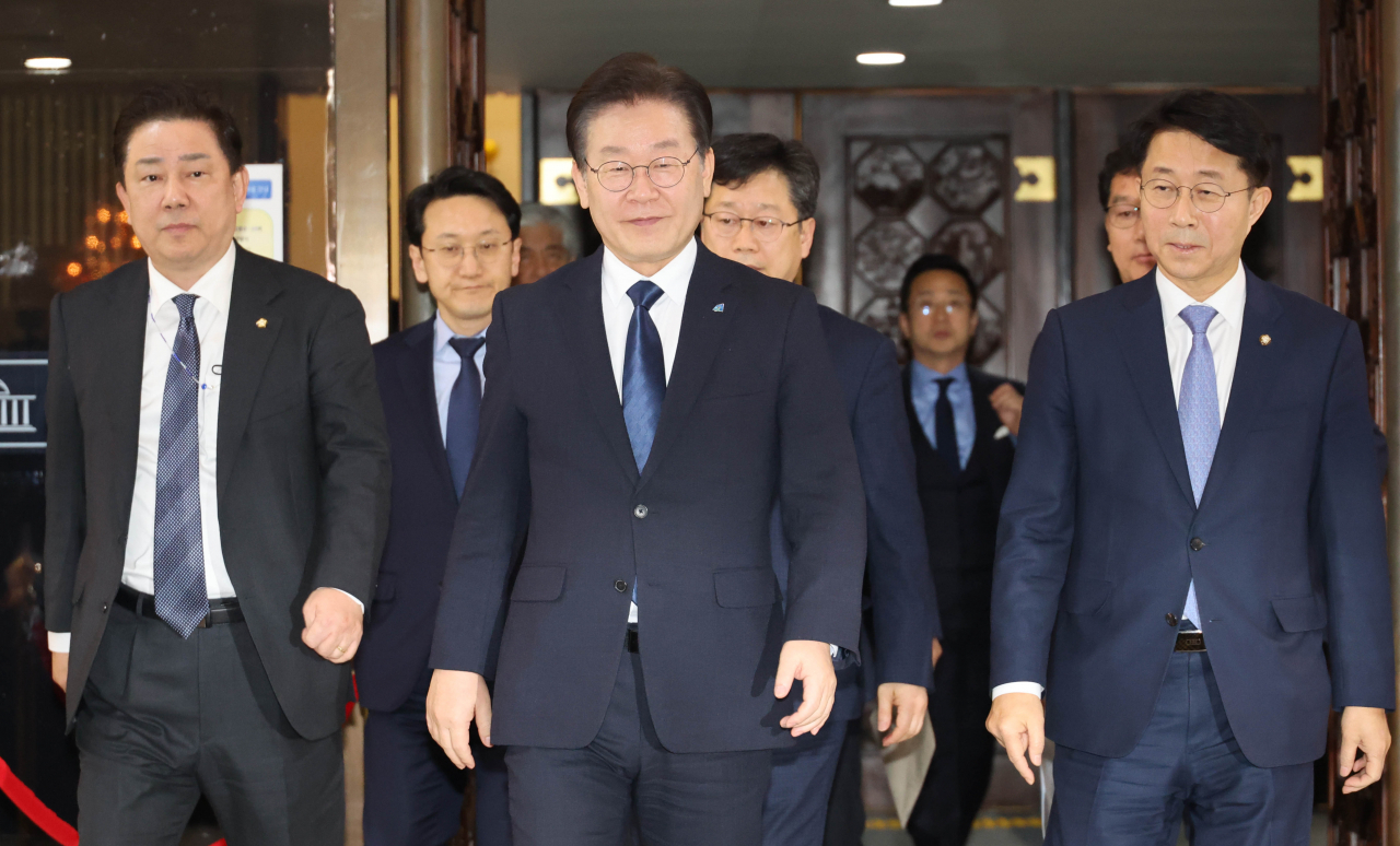 이재명 더불어민주당 대표가 27일 국회에서 열린 본회의에서 본인의 체포동의안이 부결된 뒤 모든 법률안을 표결한 뒤 본회의장을 나서고 있다. [연합]