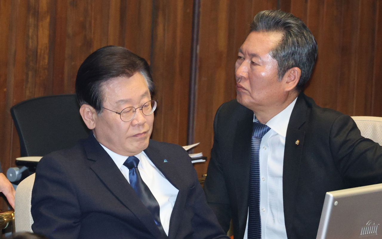 더불어민주당 이재명 대표와 정청래최고의원이 27일 오후 국회에서 열린 본회의에서 이 대표에 대한 체포동의안 무효표 논란 관련 논의를 하고 있다. 감표위원들은 이날 투표용지를 분류하는 과정에서 표기가 애매한 2장을 놓고 이견을 보여 표결 절차가 잠시 중단됐다. [연합]