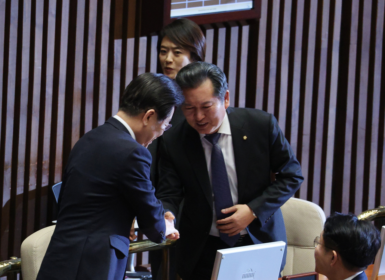 더불어민주당 이재명 대표가 27일 오후 국회에서 열린 본회의에서 본인의 체포동의안 상정에 대한 신상발언을 마친 뒤 정청래 최고위원과 악수하고 있다. 앞서 검찰은 지난 16일 위례 신도시·대장동 개발 특혜와 성남FC 후원금 의혹 등과 관련, 이 대표에 대한 구속영장을 청구했고, 법원은 이튿날 검찰에 체포동의 요구서를 보냈다. [연합]