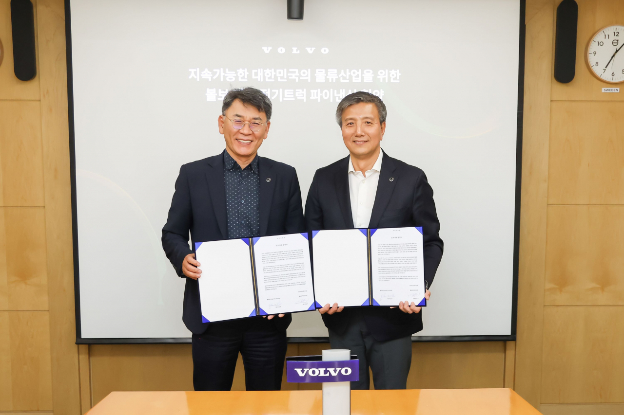 박강석 볼보트럭코리아 사장(왼쪽)이 최진우 볼보파이낸셜서비스코리아 사장과 기념사진을 촬영하고 있다. [볼보트럭코리아 제공]