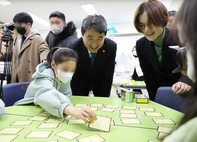이주호 사회부총리 겸 교육부 장관(가운데)과 김영미 저출산고령화위원회 부위원장(오른쪽)이 지난 9일 서울 가재울초등학교를 방문해 늘봄학교 관련 현장을 둘러보고 있다[교육부 제공]