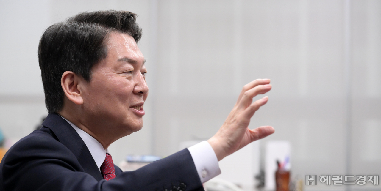 국민의힘 당대표에 도전하는 안철수 의원이 27일 오후 서울 여의도 국회 의원회관에서 헤럴드경제와 인터뷰를 하고 있다. 이상섭 기자