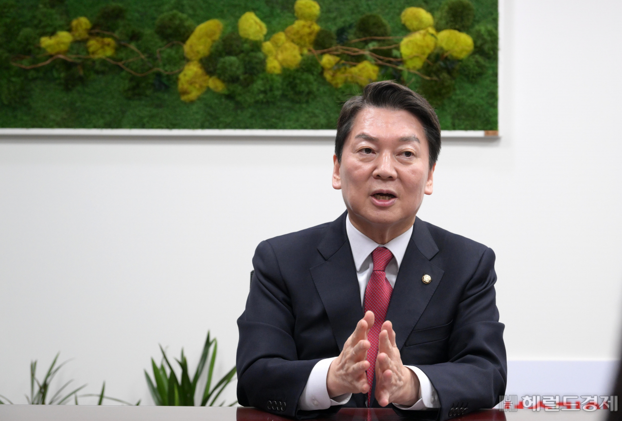 국민의힘 당대표에 도전하는 안철수 의원이 27일 오후 서울 여의도 국회 의원회관에서 헤럴드경제와 인터뷰를 하고 있다. 이상섭 기자