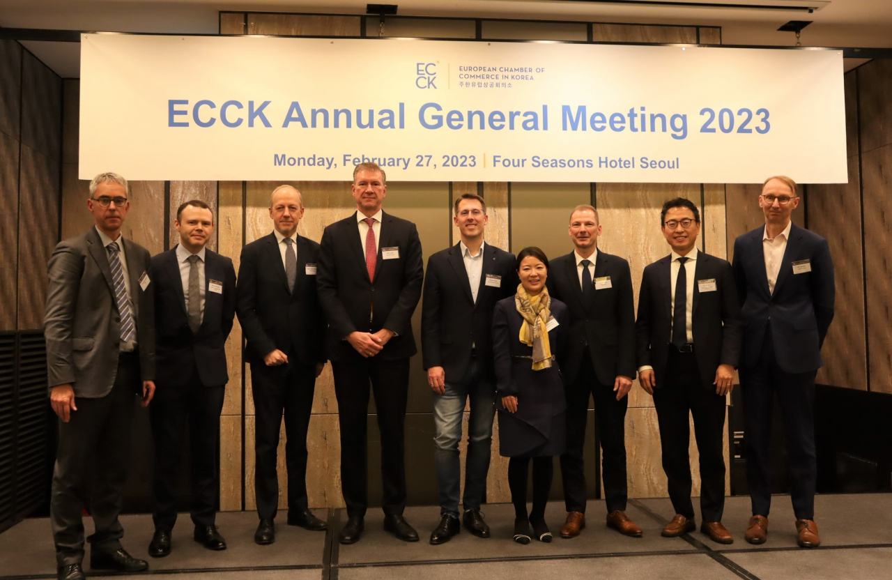 주한유럽상공회의소(ECCK)가 2023년 정기총회를 통해 선출한 제 6대 이사회를 발표하고, 제 6대 회장으로 디어크 루카트(왼쪽 네번째) 쉥커코리아 대표의 연임을 결정했다고 28일 밝혔다. [주한유럽상공회의소 제공]