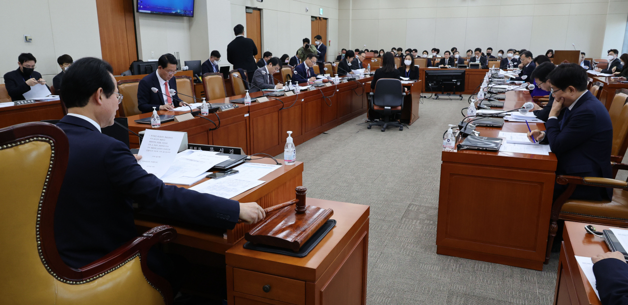 지난 14일 오후 서울 여의도 국회에서 열린 기획재정위원회 조세소위원회에서 류성걸 위원장이 의사봉을 두드리고 있다. [연합]