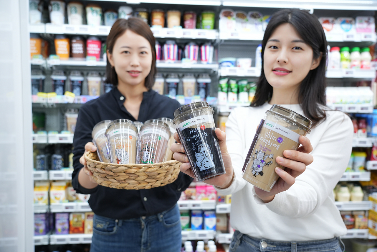 모델들이 세븐일레븐이 출시한 PB브랜드 컵커피를 들고 있다. [세븐일레븐 제공]