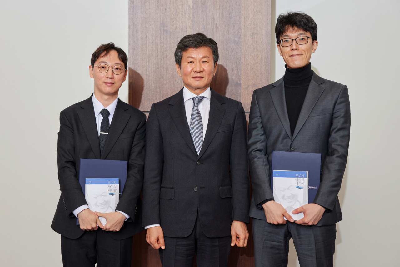 정몽규 포니정재단 이사장(왼쪽에서 두번째)이 학술지원 수혜자 전후민 박사(왼쪽에서 첫 번째), 서원주 박사(왼쪽에서 세 번째)와 기념사진을 촬영하고 있다.