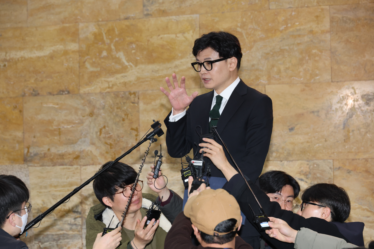 한동훈 법무부 장관이 27일 오후 서울 여의도 국회 본회의장에서 나와 취재진의 질문에 답하고 있다. 이날 국회 본회의에서 더불어민주당 이재명 대표의 체포동의안이 부결됐다. [연합]