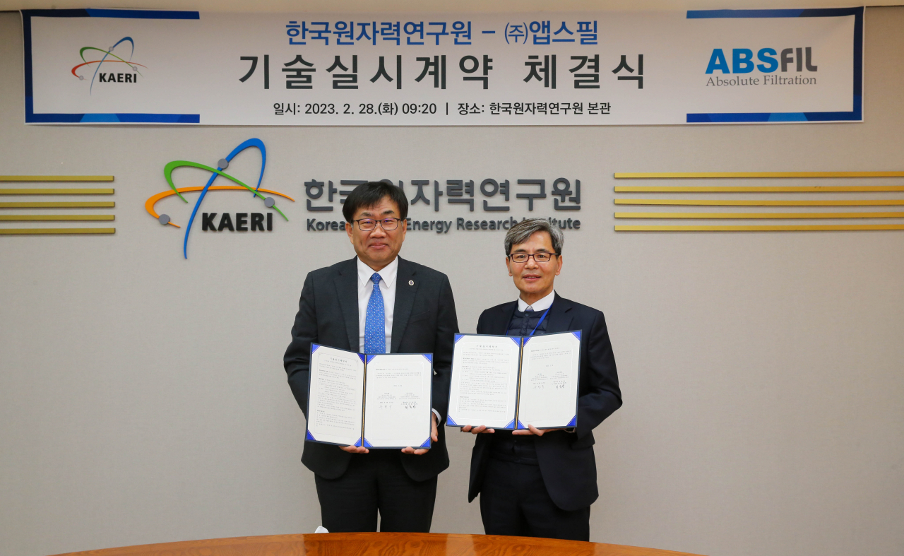 한국원자력연구원 첨단방사선연구소는 ‘전자선 이용 미세먼지 저감 기술’을 (주)앱스필에 이전하는 기술 실시 계약을 체결했다. 주한규(왼쪽) 한국원자력연구원장과 최종영 앱스필 부사장.[한국원자력연구원 제공]