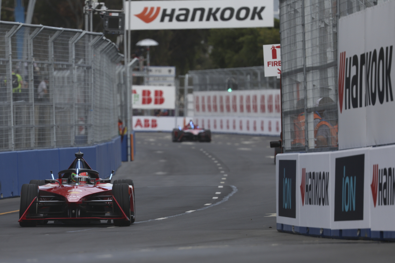 2023 케이프타운 E-PRIX 경기에서 포뮬러 E 레이싱 차량이 질주하고 있다. [한국타이어앤테크놀로지 제공]